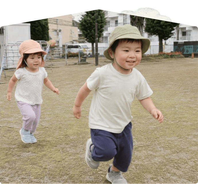 園庭で遊ぶ子どもたち