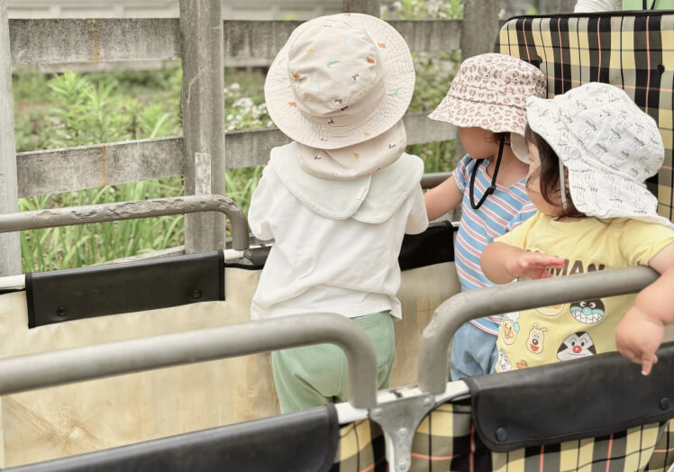 帽子をかぶって外を眺める子どもたち
