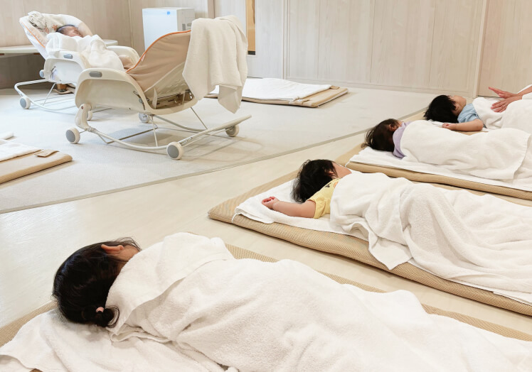 布団で眠る子どもたち