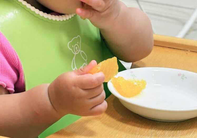 オレンジを食べる子ども