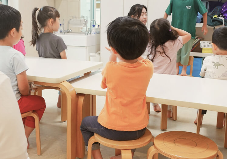 テーブルに座る子どもたち