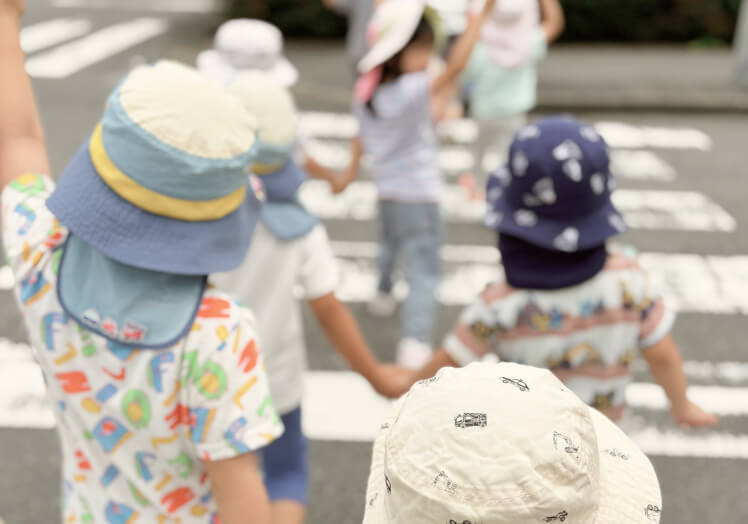 横断歩道を渡る子どもたち
