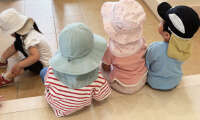 保育士と一緒に遊ぶ子どもたち